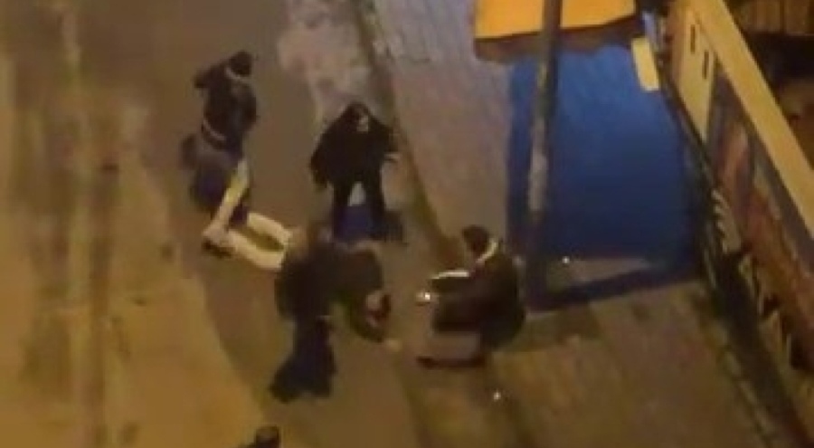 Bursa'da sokak ortasında dayak! 4 kişi bir şahsa saldırdı, saldırganlar kaçtı