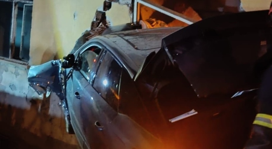 Bolu'da binaya çarpan aracın sürücüsü yaralandı