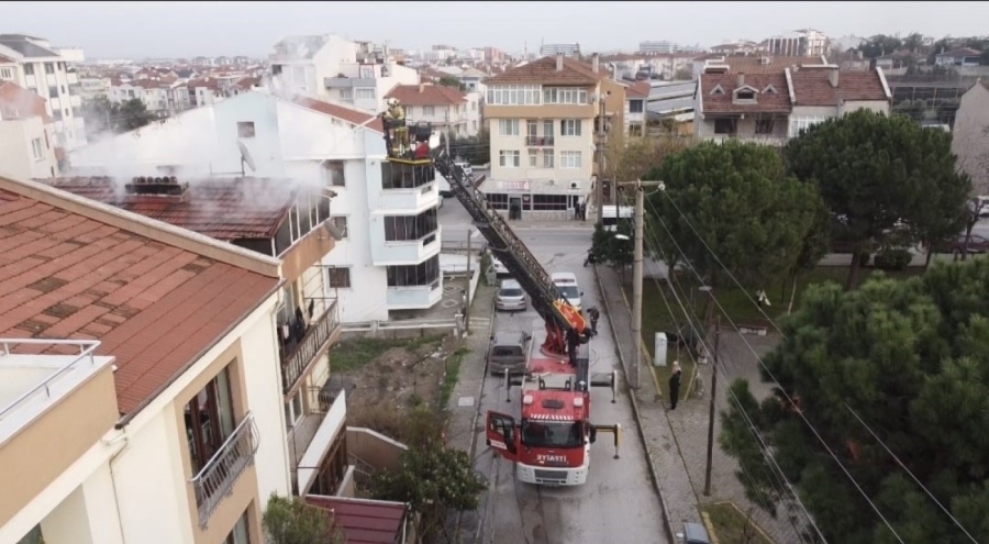 Balıkesir'de bir binanın çatısında çıkan yangını korkuttu