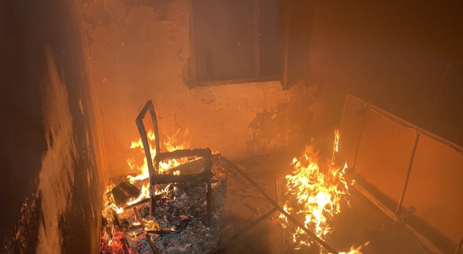 Bursa'da terk edilen evde çıkan yangın panik yarattı!