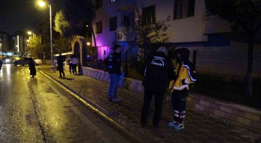 Evden gelen kötü koku ekipleri alarma geçirdi