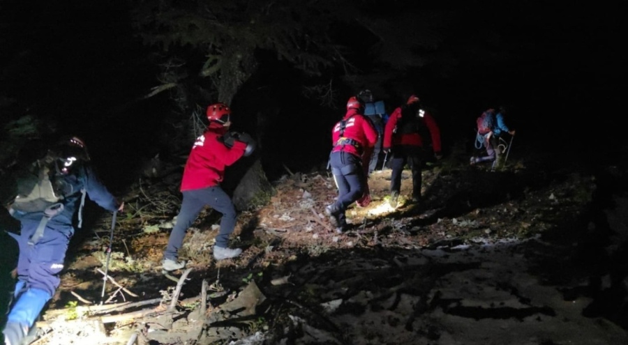 Dağda mahsur kalan 3 kişi için kurtarma çalışması