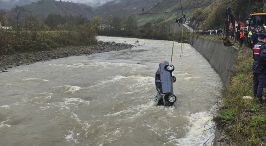 Annesi için mezar yeri bakmaya giderken yeğeniyle trafik kazasında öldü!