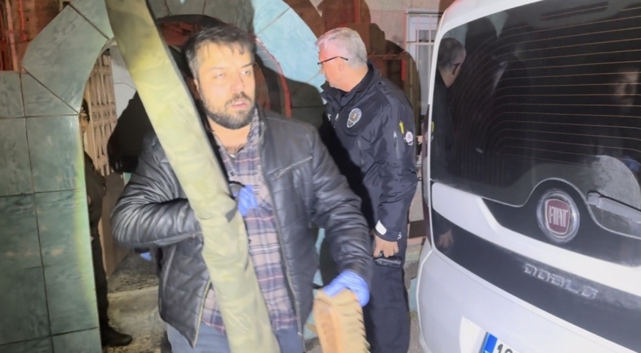 Bursa'da eve yapılan baskında cephanelik çıktı! Arama sırasında polise saldırdılar...