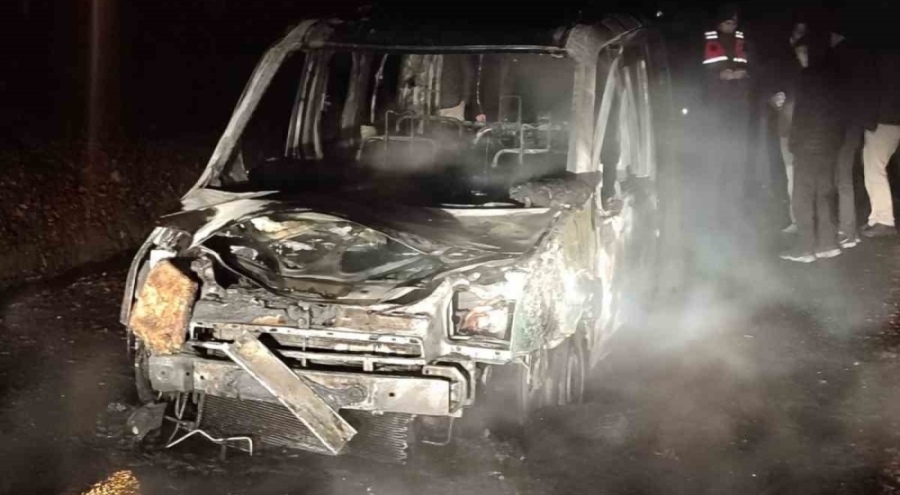 Seyir halindeki araç alev topuna döndü