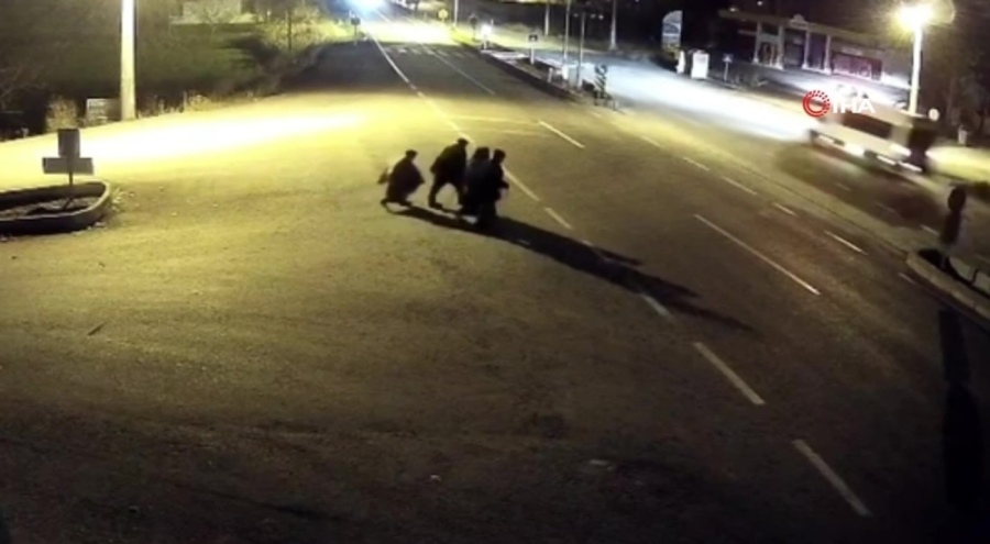 Uşak'ta feci kaza: Otomobilin çarptığı 3 kişi yaşamını yitirdi