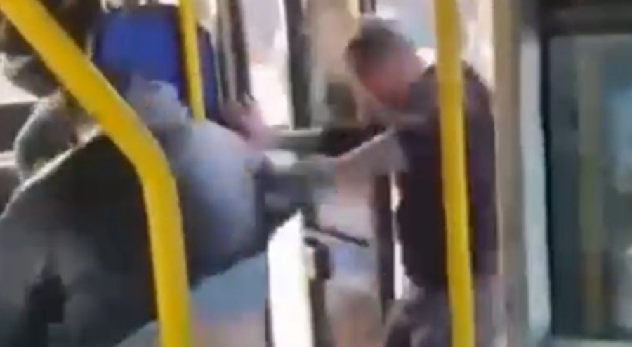 Bursa'da dehşet anları! Satırla otobüsü bastı