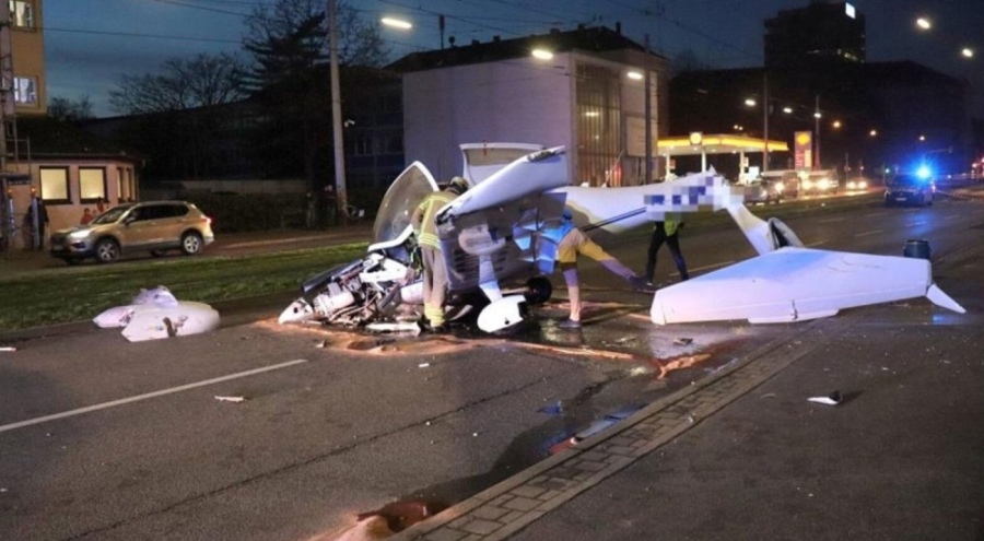 Acil iniş yapan uçak trafik levhasına çarptı