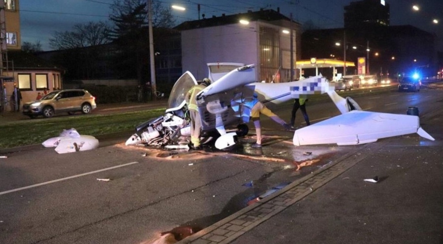 Almanya'da acil iniş yapan küçük uçak trafik levhasına çarptı