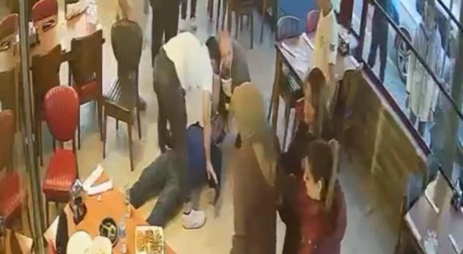 Fenalaşan müşterisini kalp masajıyla hayata döndürdü