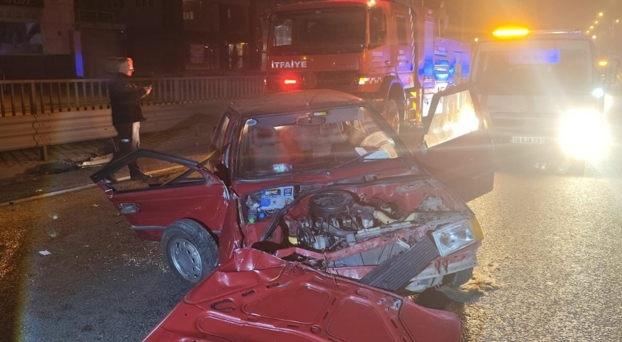 Bursa'da kontrolden çıkan otomobil bariyerlere çarptı