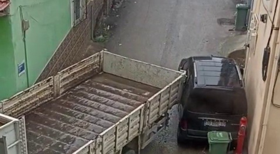 Bursa'da sokak arasındaki araca ağır zarar veren kamyon kaçtı!
