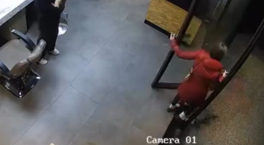 Kuaförde işlem yaptıran kadın 'kartımı arabada unuttum' bahanesiyle kaçtı