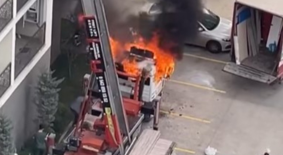 Bursa'da 6. kata eşya çıkaran vinçli kamyon alev alev yandı