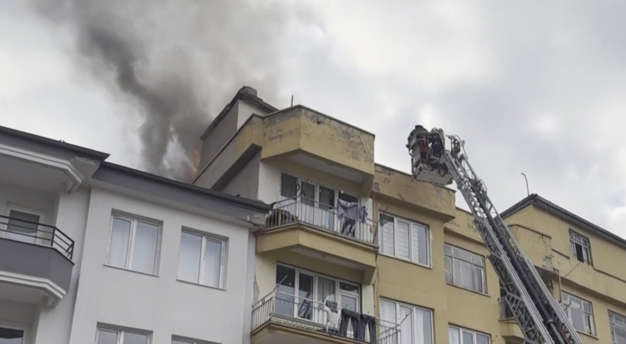 Aksaray'da çatı katında bulunan bir kömürlükte yangın çıktı