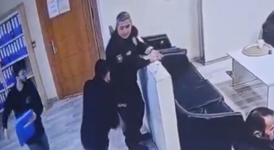 Polis merkezinde bir şahıs bekçiye saldırarak silahını almaya çalıştı