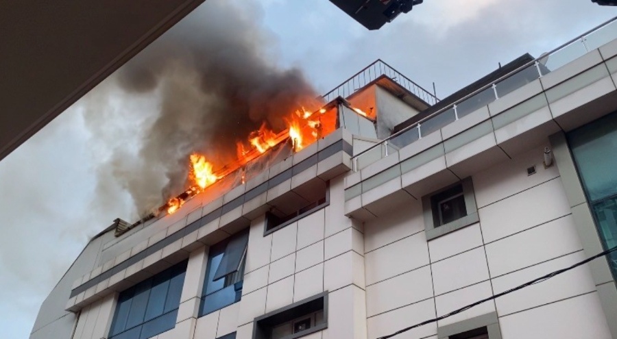 Ataşehir'de otel yangını: Çatı katı alevlere teslim oldu