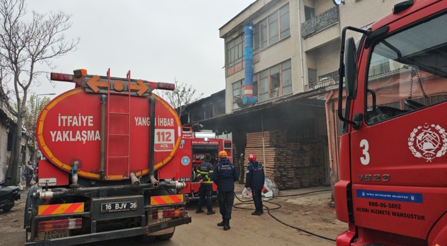 İnegöl'de boyahanede yangın!