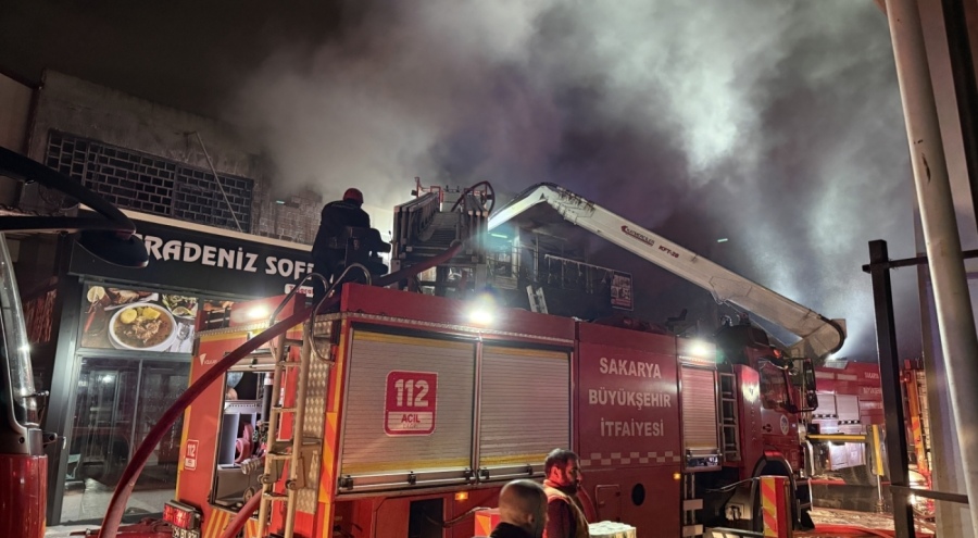 Sakarya'da hırdavat dükkanı alev alev yandı