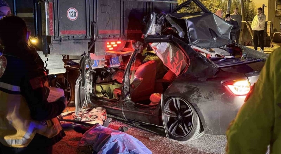 Otomobil kamyona ok gibi saplandı: 1 ölü, 2 yaralı