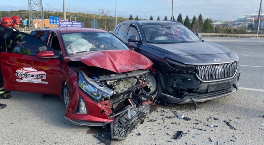 Bilecik'te iki otomobil çarpıştı: 4 kişi yaralandı