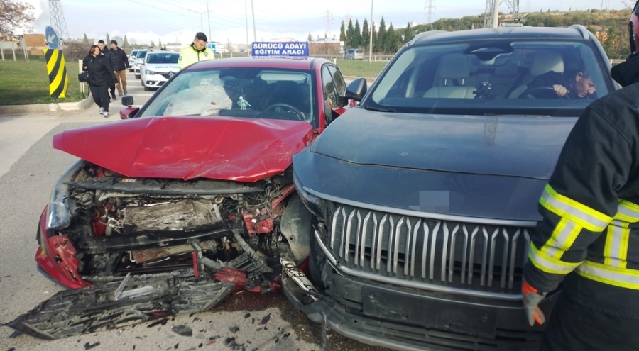 Sürücü adayı direksiyon sınavında kaza yaptı: 4 yaralı