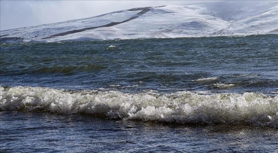 Çıldır Gölü'nün donmuş kıyıları, dalgaların etkisiyle çözülmeye başladı