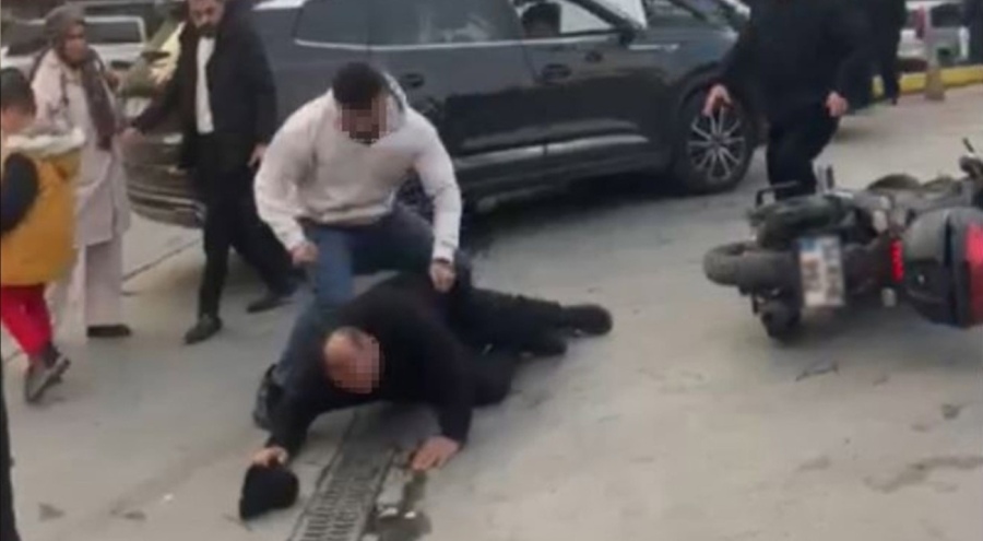 Trafikte dehşet: Sürücüyü öldüresiye dövdü