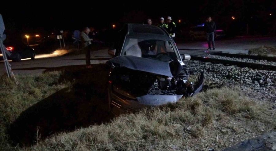 Yük treni hemzemin geçitte otomobile çarptı: 5 yaralı