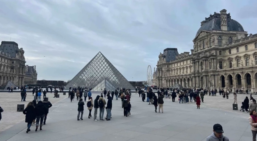 Louvre Müzesi bu kez de kapanma tehlikesiyle karşı karşıya