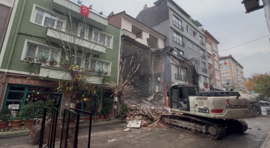 Bursa'da ilginç yıkım kamerada! Üst katlar havada kaldı