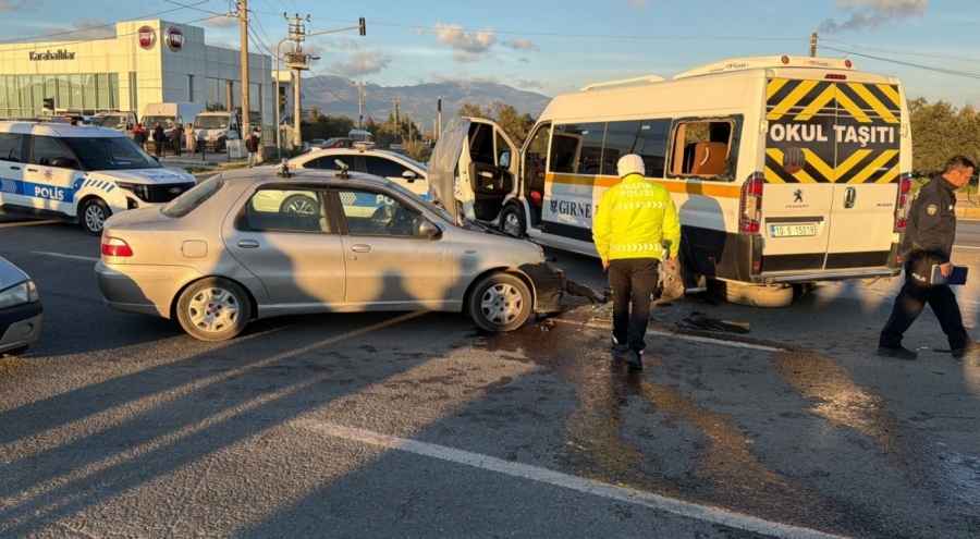 Öğrenci servisi ile otomobil çarpıştı: Çok sayıda yaralı