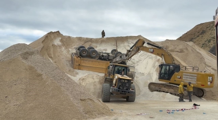 Taş ocağında kamyon devrildi: Sürücü kamyonun altında can verdi