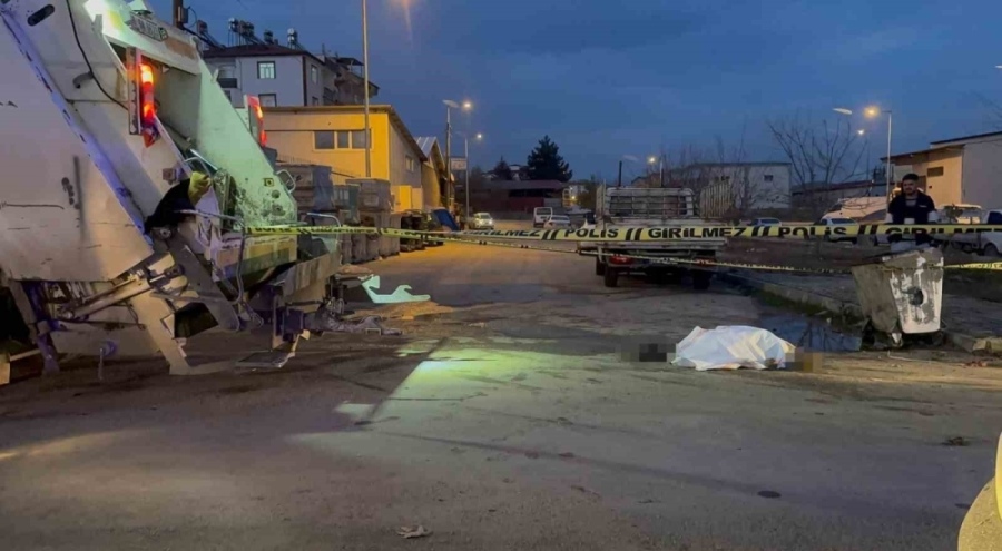 Çöp kamyonunun altında kalan işçi yaşamını yitirdi