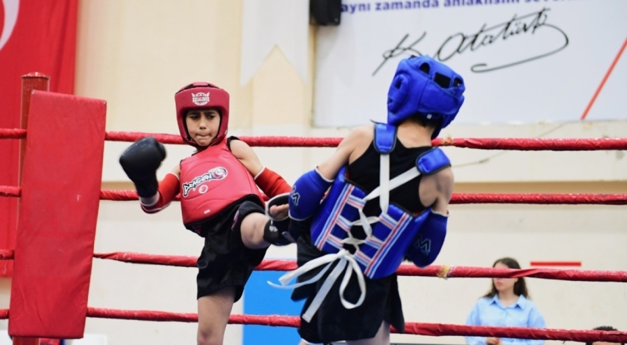 Osmangazi'de genç sporcular mücadele için ringe çıktı