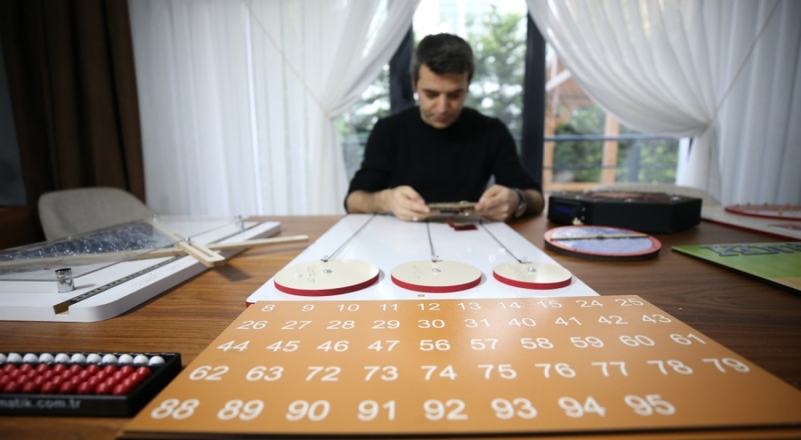 Bursa'da topladığı materyallerle hayalindeki matematik müzesini kurmaya hazırlanıyor