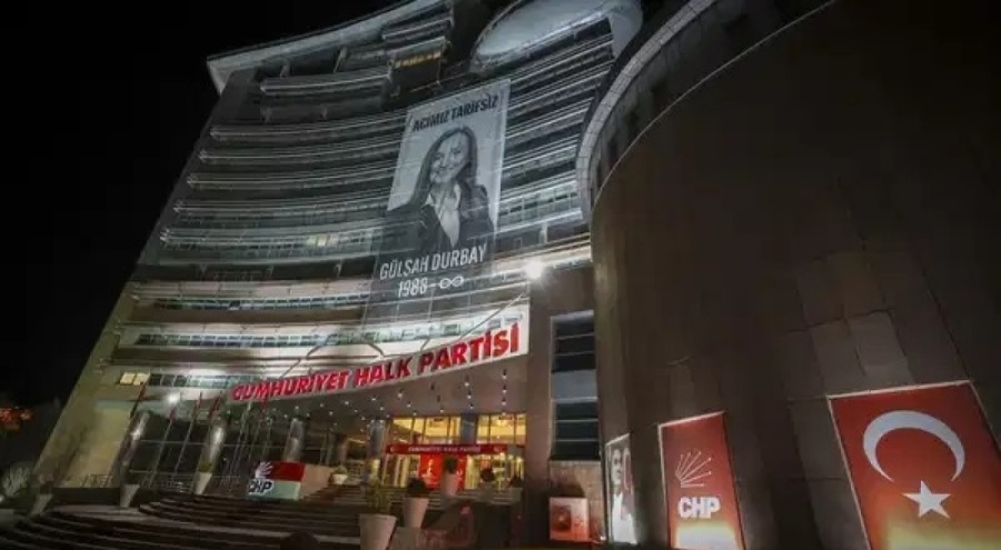 CHP Genel Merkezi binasına Gülşah Durbay'ın fotoğrafı asıldı