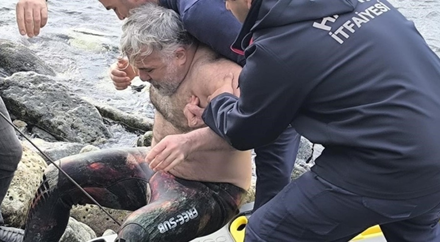 Bacağına zıpkın saplanan kişi, ayağında zıpkınla hastaneye götürüldü