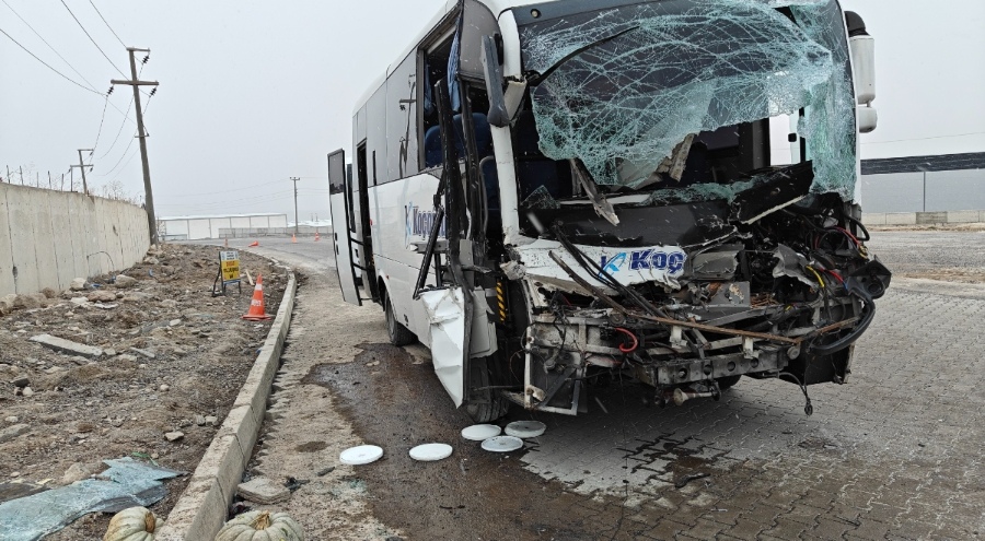 İşçi servisi tır dorsesine arkadan çarptı: 22 yaralı