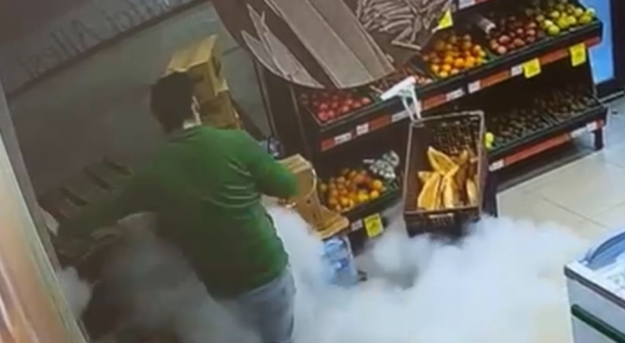 Markette yangın tüpünü düşüren çalışan panikle kaçtı