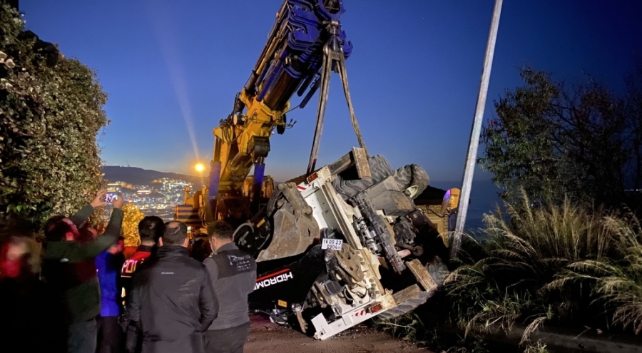 Bursa'da vinçten düşen iş makinesi panik yarattı