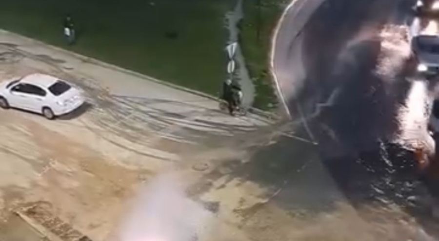 Patlayan su borusunu fırsata çevirdi, aracını yıkadı