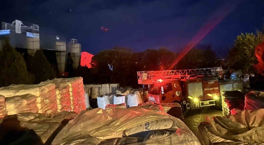 Elazığ'da yalıtım fabrikasında yangın: 16 kişi dumandan etkilendi