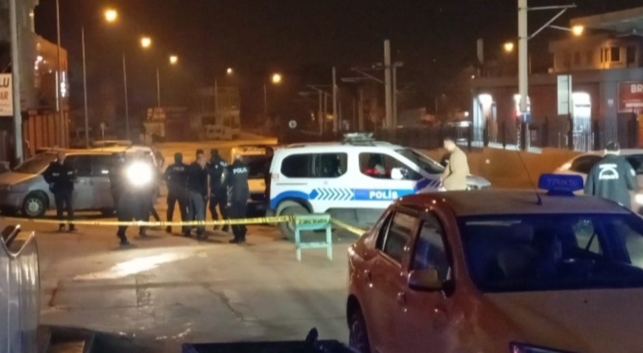 Bursa'da gece saatlerinde eğlence mekanı önünde silahlar konuştu!