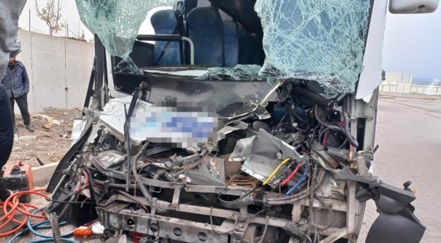 İşçi servisi tıra arkadan çarptı: Çok sayıda kişi yaralandı