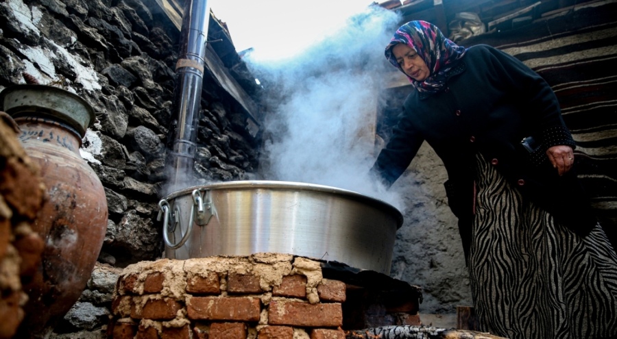 Kadınlar Uludağ'ın ormanlarından toplanan kozalaklardan pekmez yapıyorlar