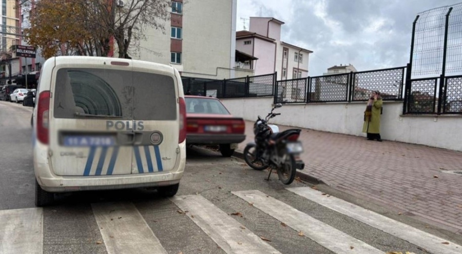 Bilecik'te yayaya yol vermek istedi, motosikletin hedefi oldu