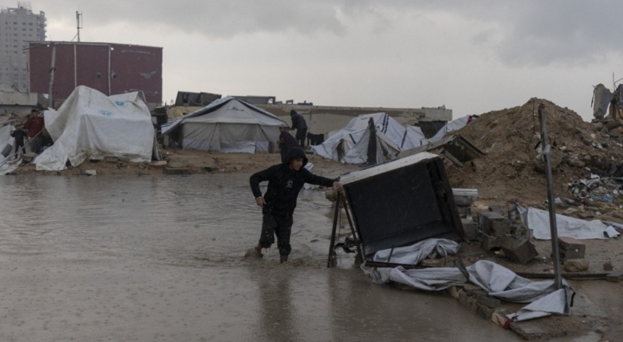 Şiddetli yağmur Gazze'de binlerce çadırı sular altında bıraktı
