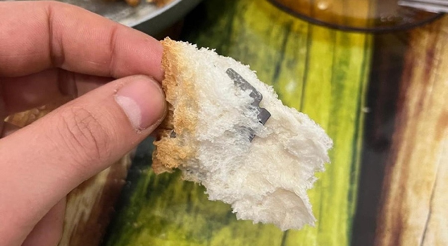 Ekmeğin içinden jilet çıktı