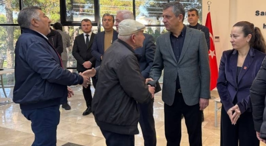 CHP lideri Özgür Özel, Manisa'da Durbay ailesinin taziye kabulüne katıldı